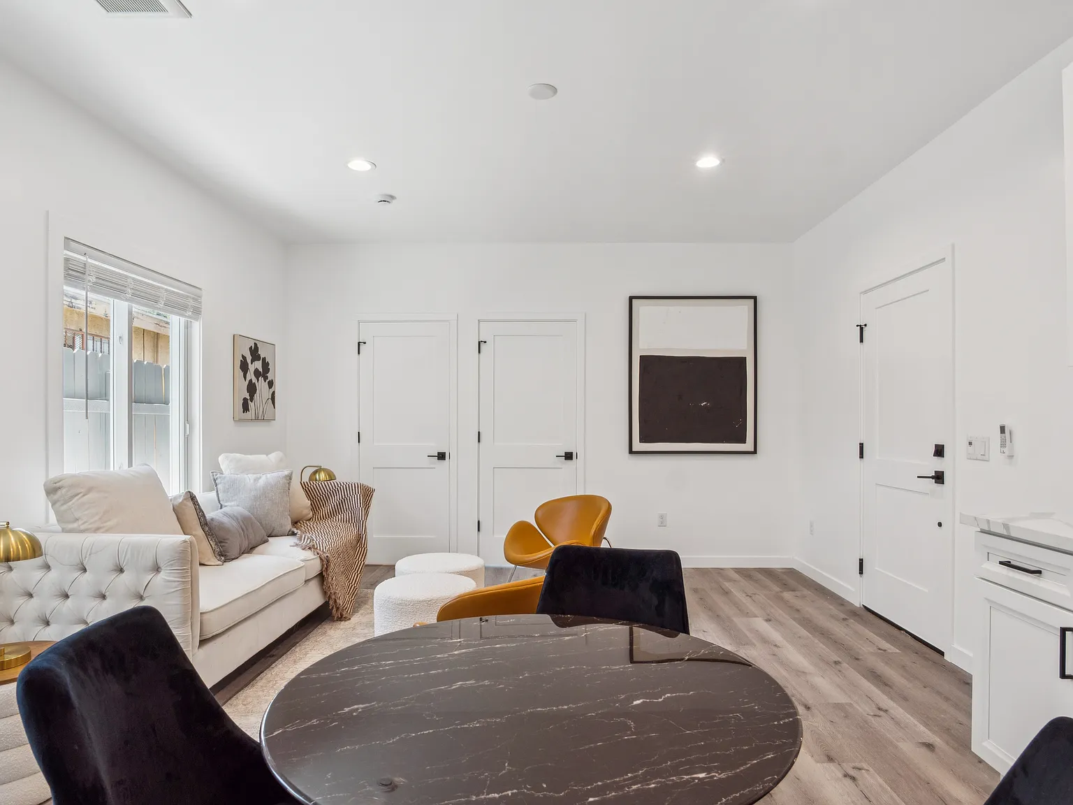 2 bed, 800 sqft, $3,498 — Photo 3