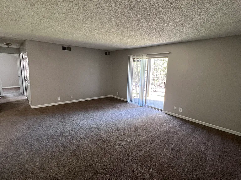 Bell Hollow Apartments — Photo 43