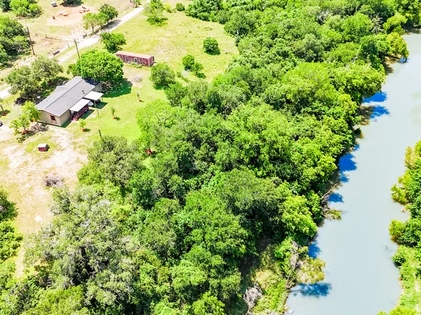 237 County Road 393, Runge, TX 78151