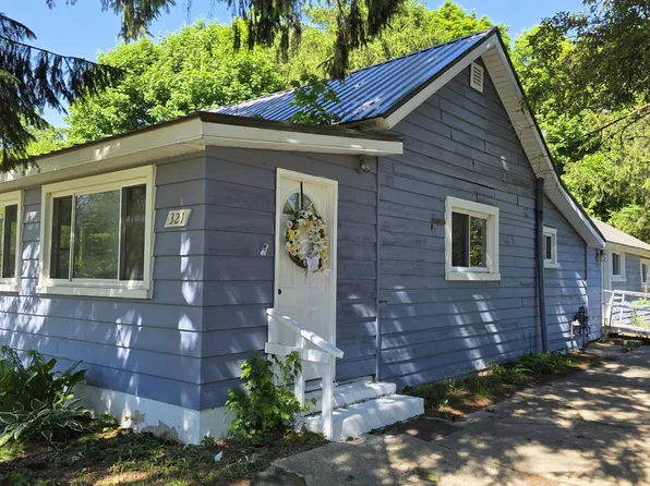 321 S 4th St, Edmore, MI 48829