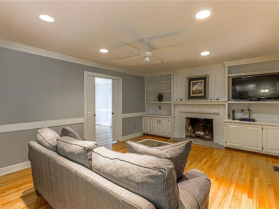 4th image of 102 Saint Johns Ct