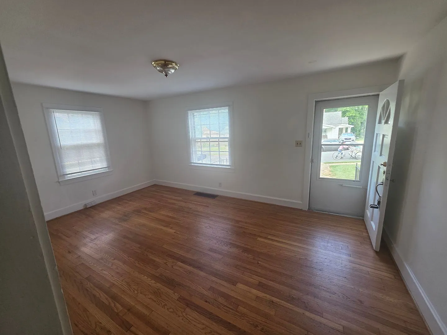 1736 Longview Drive — Photo 2