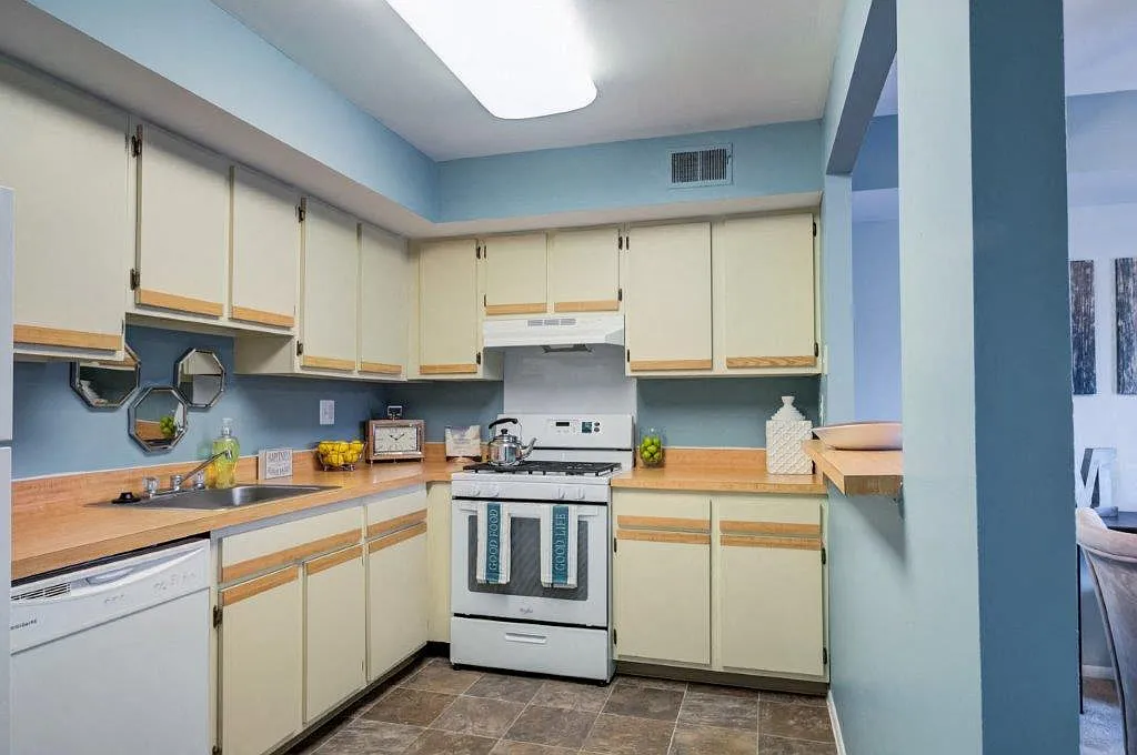 Montgomery Woods Townhomes — Photo 2