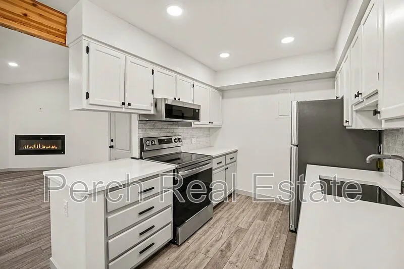 2 bed, 2.0 bath, 1077 sqft, $2,100 — Photo 2