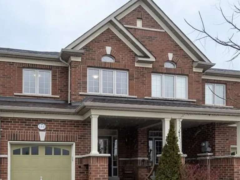 112 Hanson Cres — Photo 1