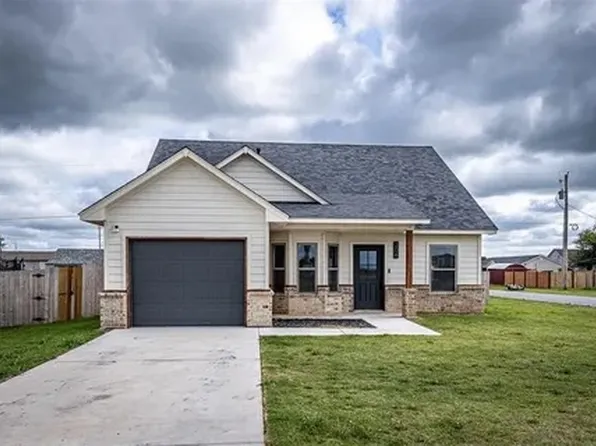 206 2nd St, Elgin, OK 73538
