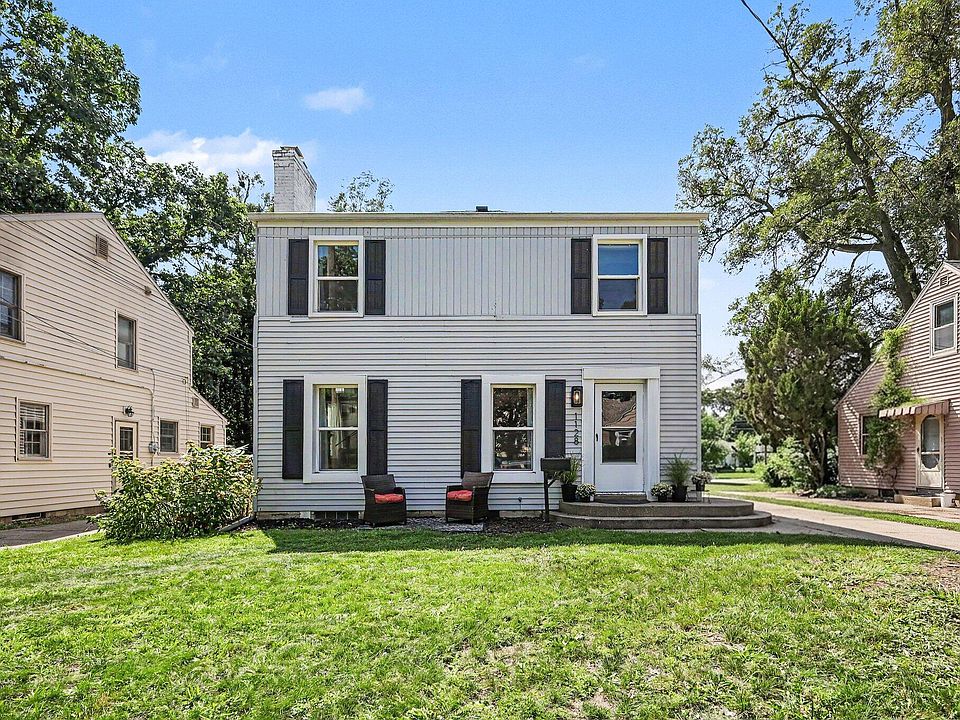 1st image of 1128 Edna St SE