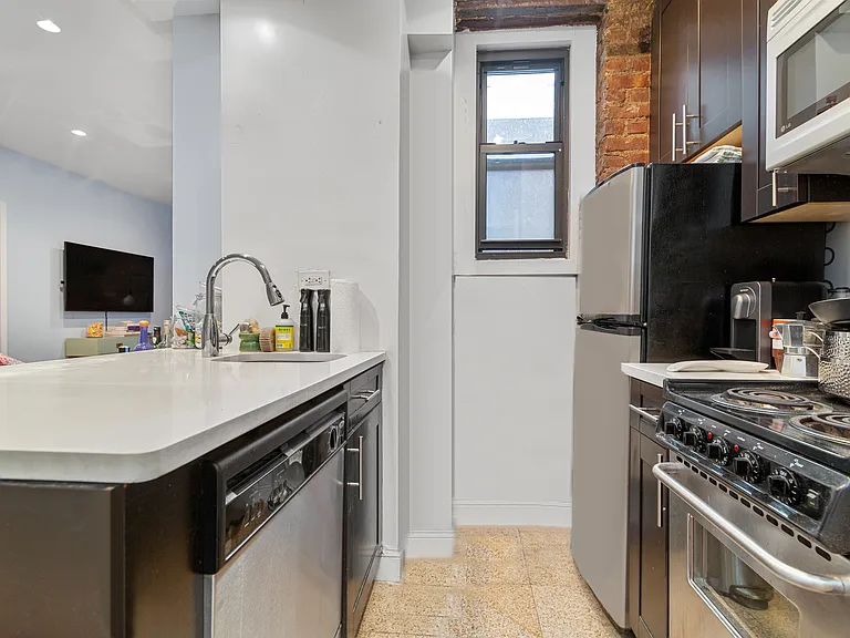141 W 10th St #4 — Photo 2