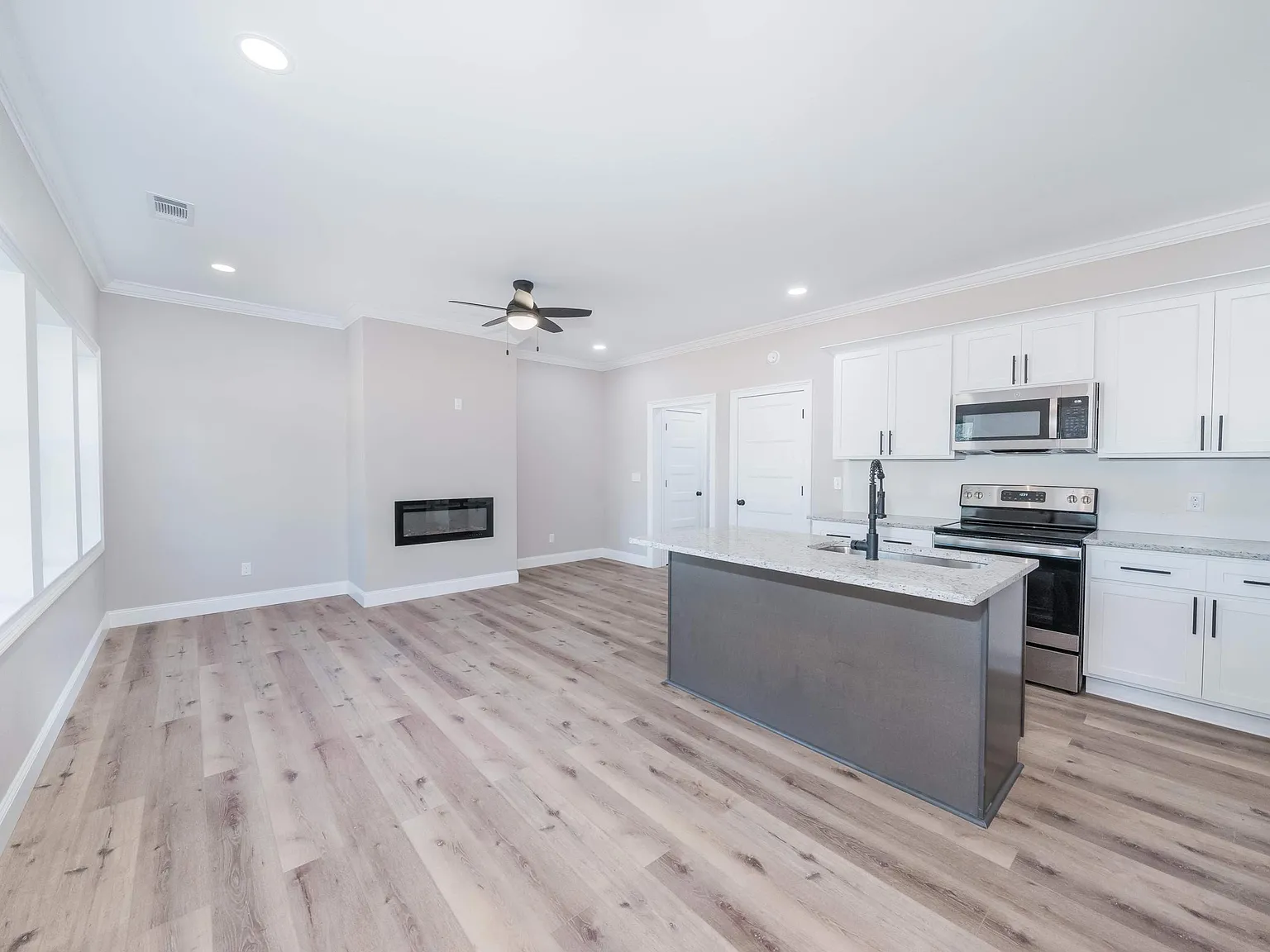 3 bed, 2.5 bath, 1550 sqft, $1,899 — Photo 4