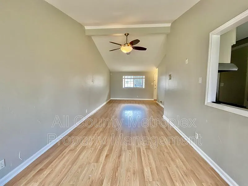 3 bed, 1.5 bath, 1257 sqft, $3,200 — Photo 3