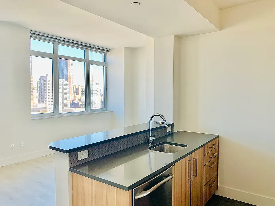 229 W 60th St #20T