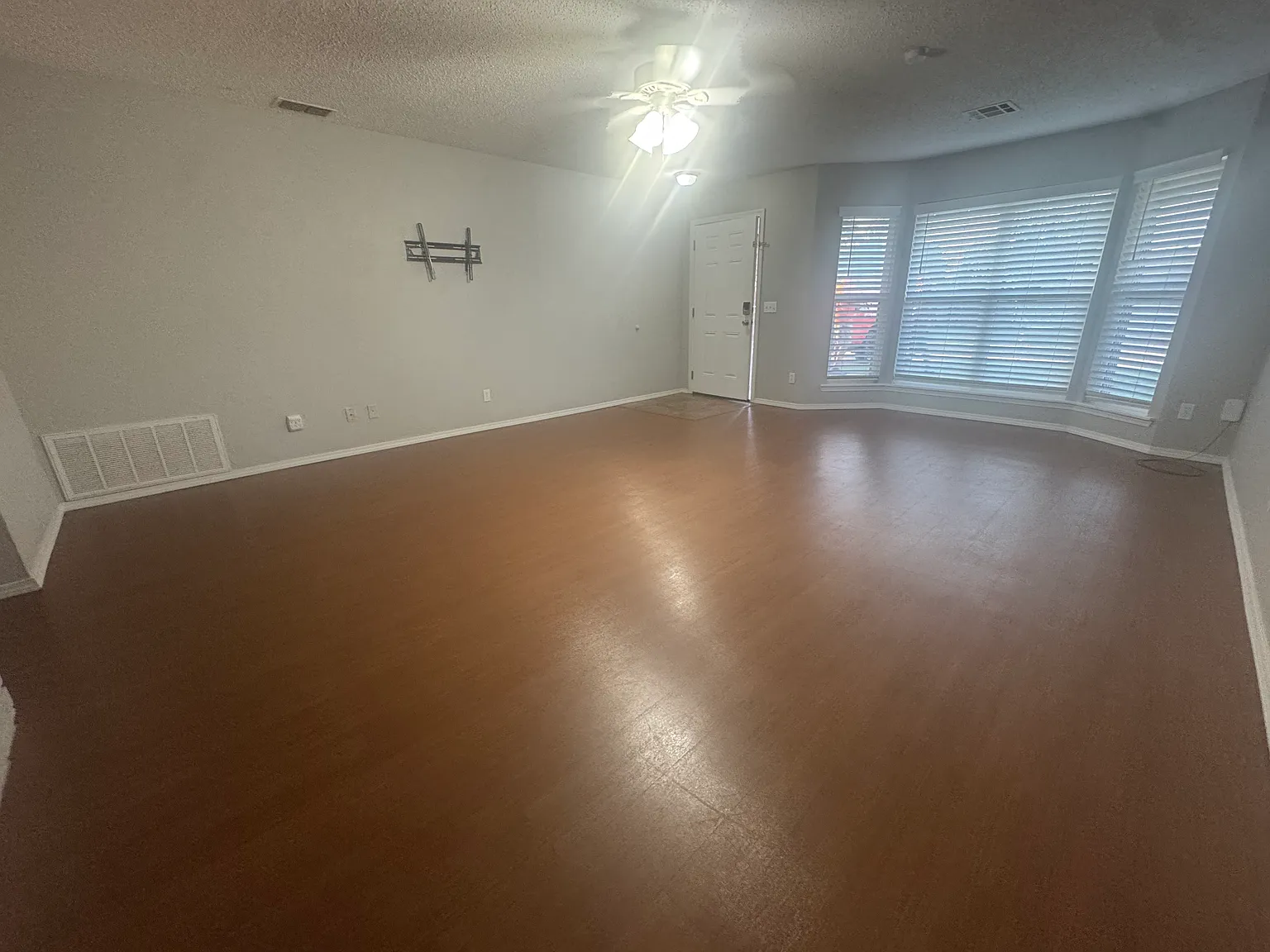3 bed, 1550 sqft, $1,800 — Photo 2