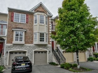 126 Blue Heron Dr, Secaucus, NJ 07094