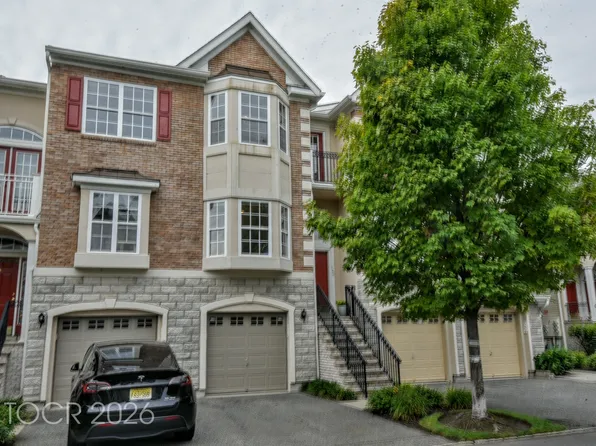 126 Blue Heron Dr, Secaucus, NJ 07094