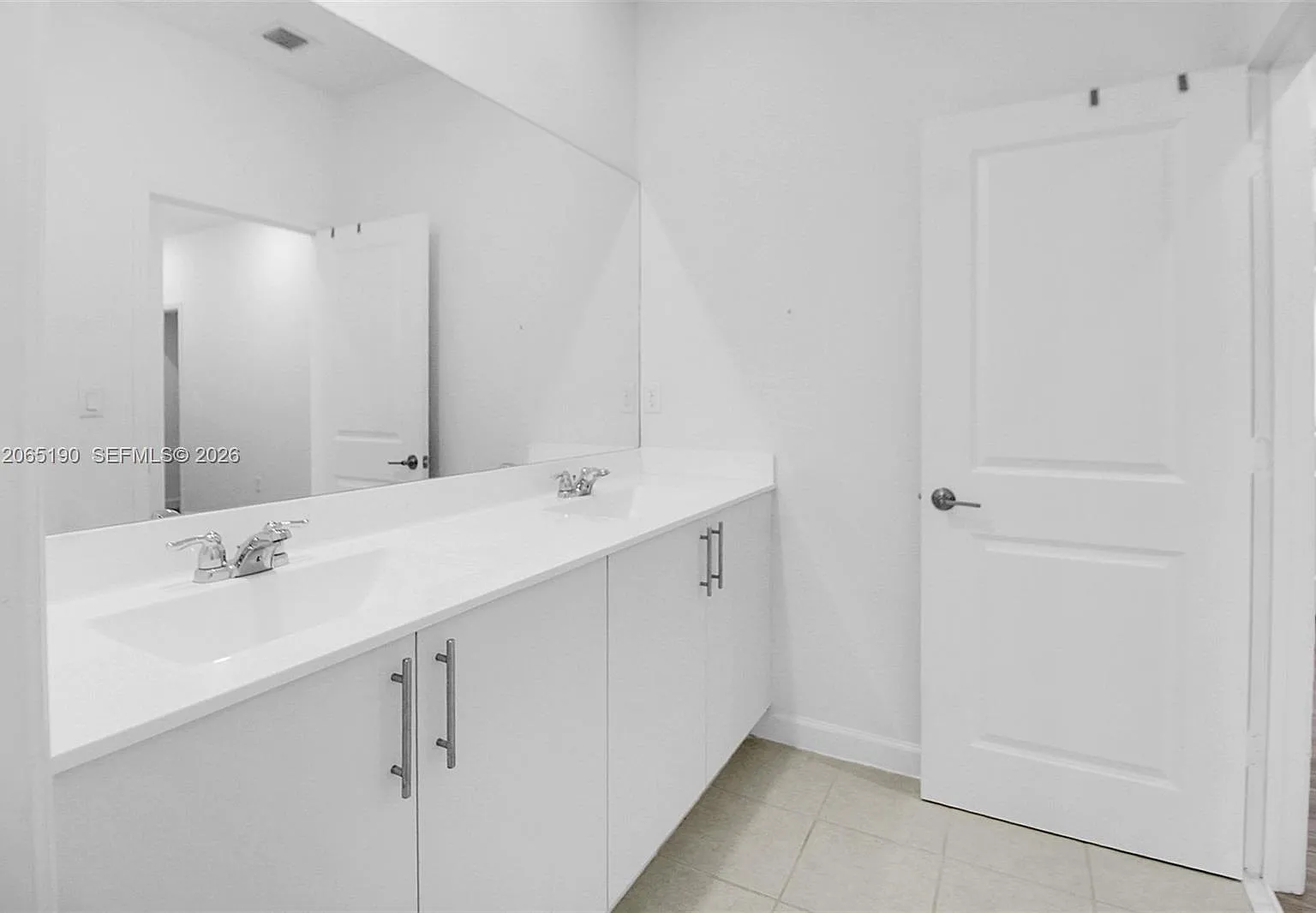 5 bed, 3033 sqft, $5,000 — Photo 3