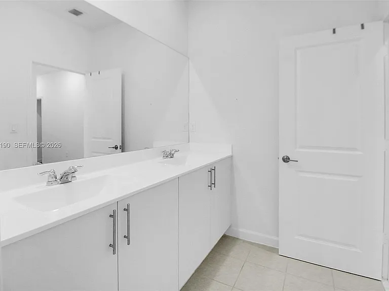 879 SE 26th Ter — Photo 15