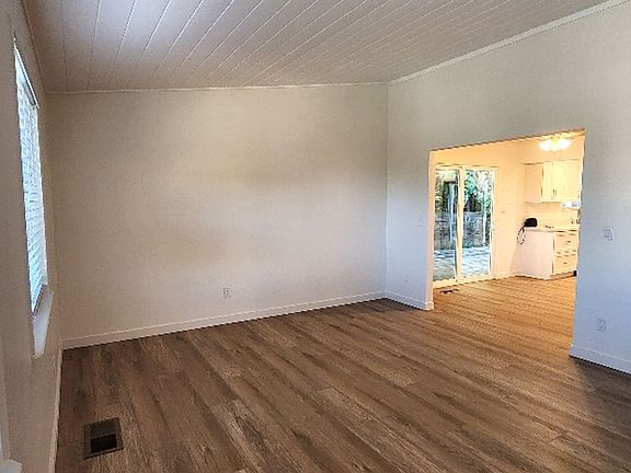 3rd image of 625 Loring Ave