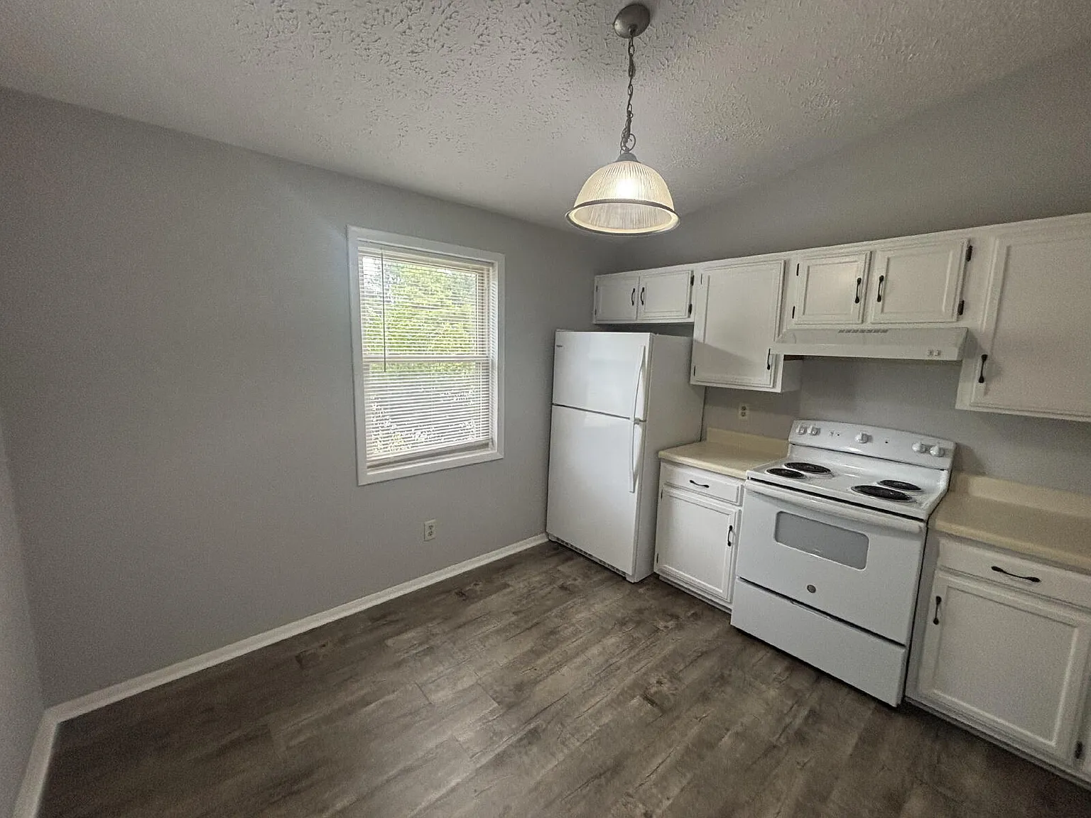 3 bed, 2.0 bath, 1350 sqft, $1,300 — Photo 4
