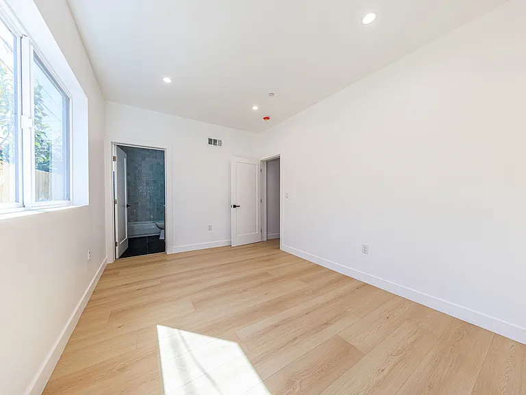 2424 S West View St — Photo 15