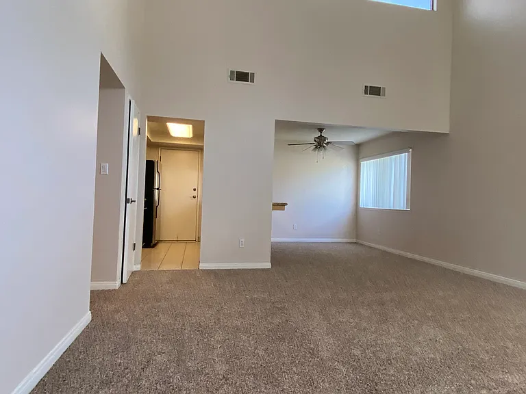 500 White Ln — Photo 2
