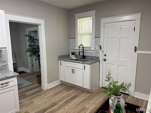 4th image of 4015 Oakwood Ave