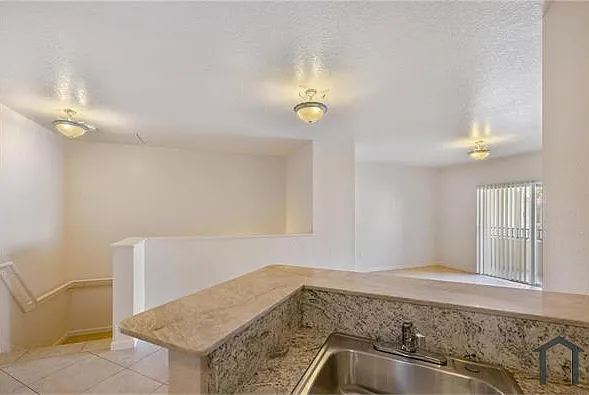 1204 Belmont Ln — Photo 5