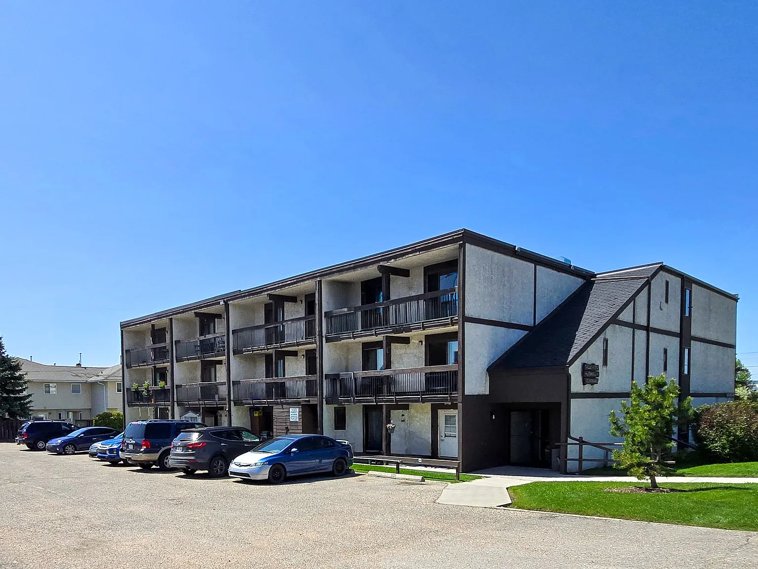 Mainstreet Cochrane Apartments — Photo 3