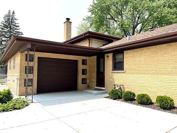 3rd image of 1010 Robinhood Ln