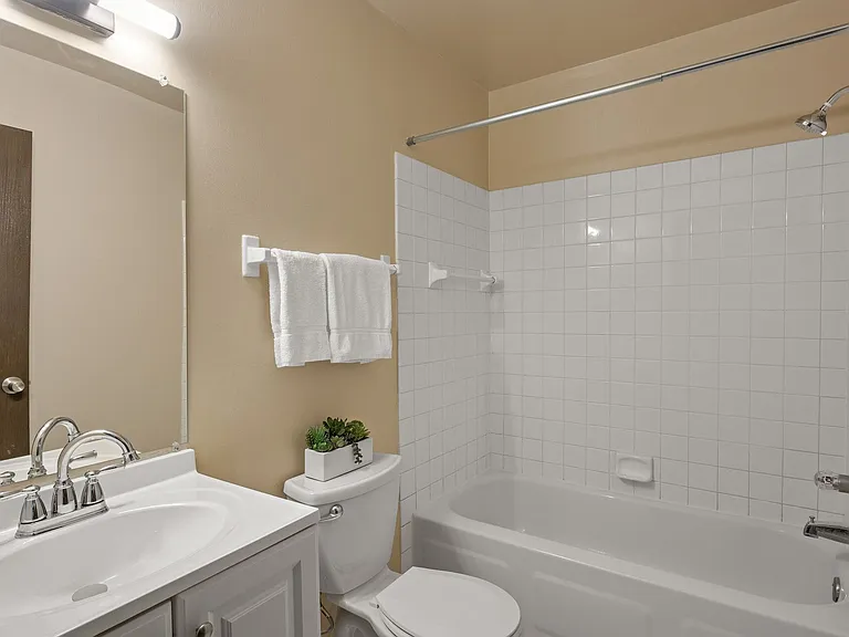 Eastgate Apartments — Photo 28