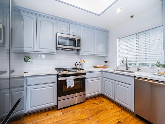5th image of 13030 Moorpark St APT 9