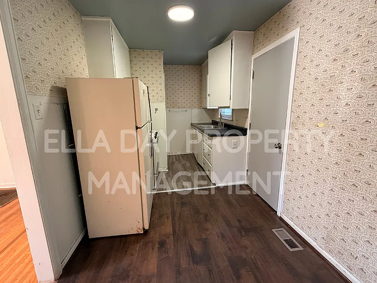 2610 E Grail St — Photo 4