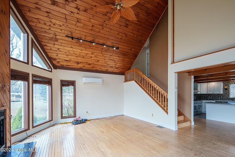 5th image of 111 PERRY Lane