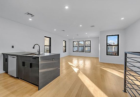 2nd image of 935 E 31st St #B