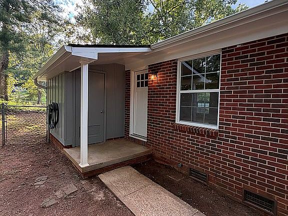 4th image of 102 Crestview Ln