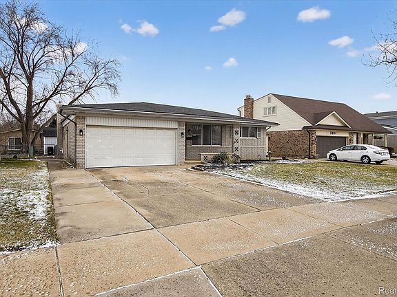 2nd image of 2995 Groves Dr