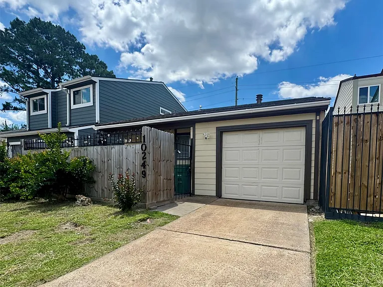 10249 Colony Ct — Photo 2