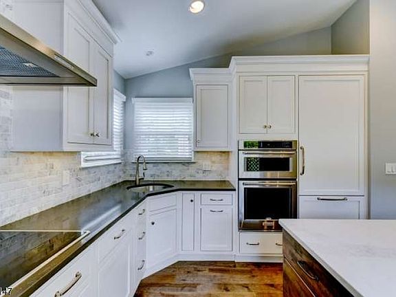 4th image of 208 Reed Ln