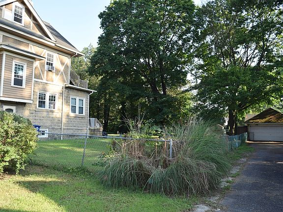 3rd image of 210 Dickinson Rd