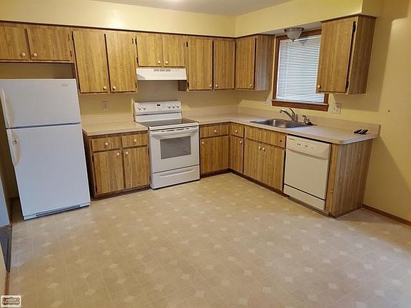 3rd image of 16468 Bowman St