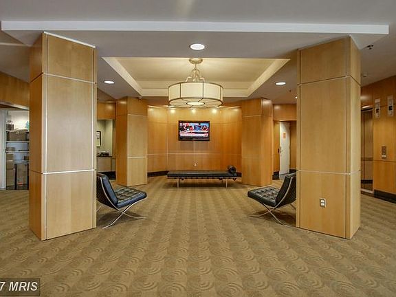 Gated Lobby w Guard and Concierge Service