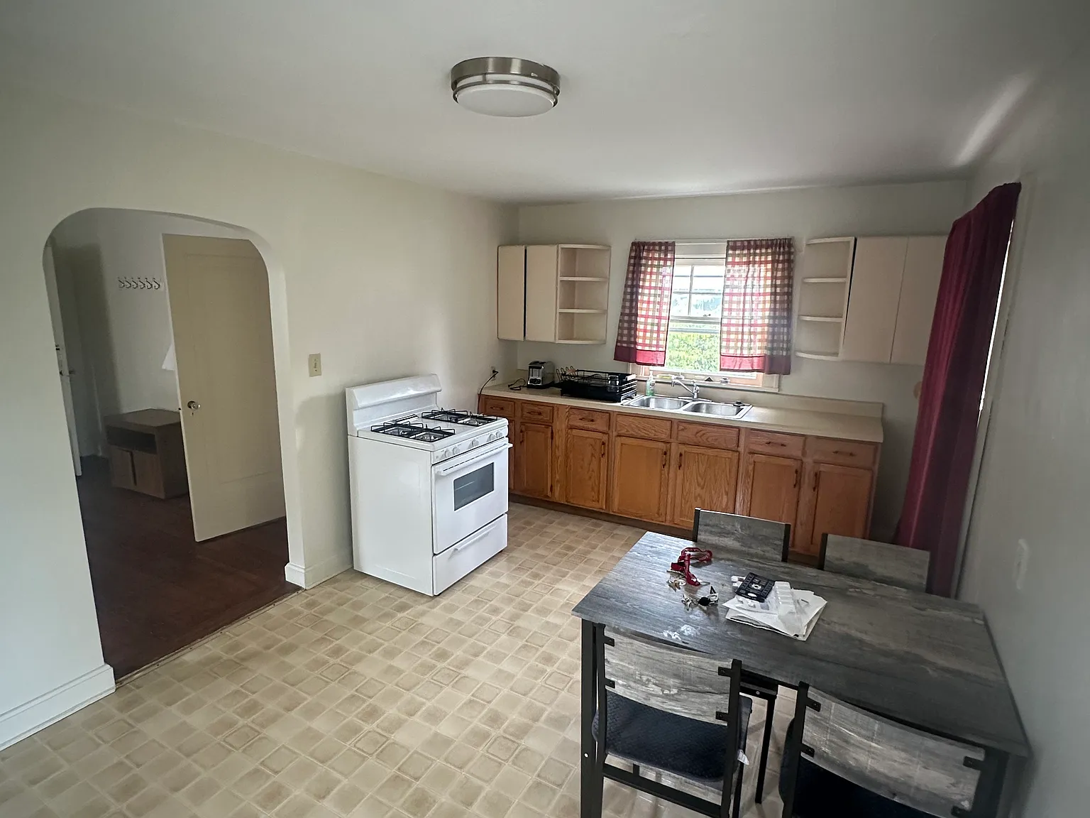 828 E University St — Photo 2