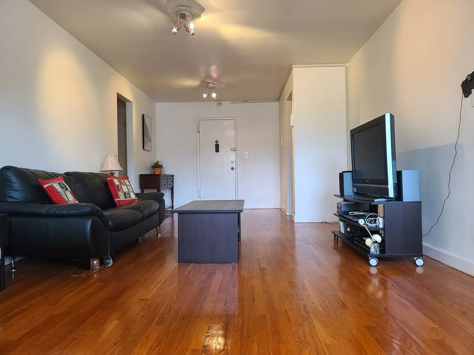 1 bed, 852 sqft, $2,200 — Photo 2