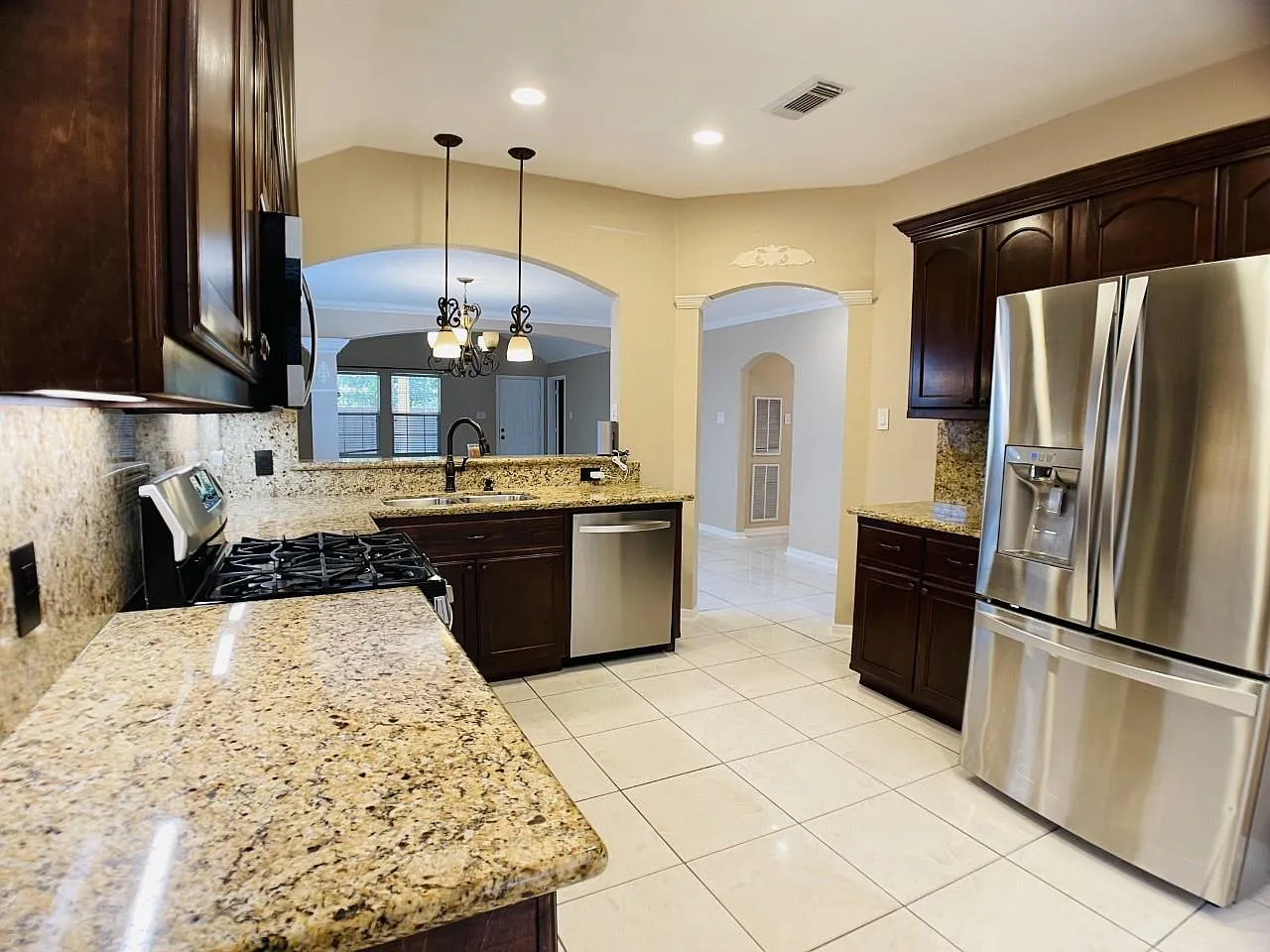 3 bed, 2.0 bath, 1665 sqft, $2,300 — Photo 4