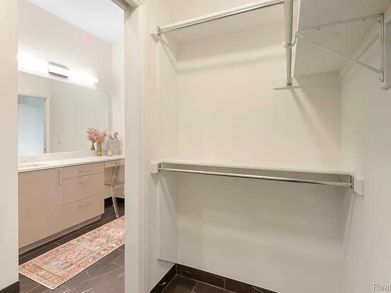 438 Selden St #404 — Photo 32