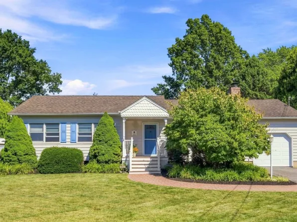1035 Theresa Dr, Mattituck, NY 11952