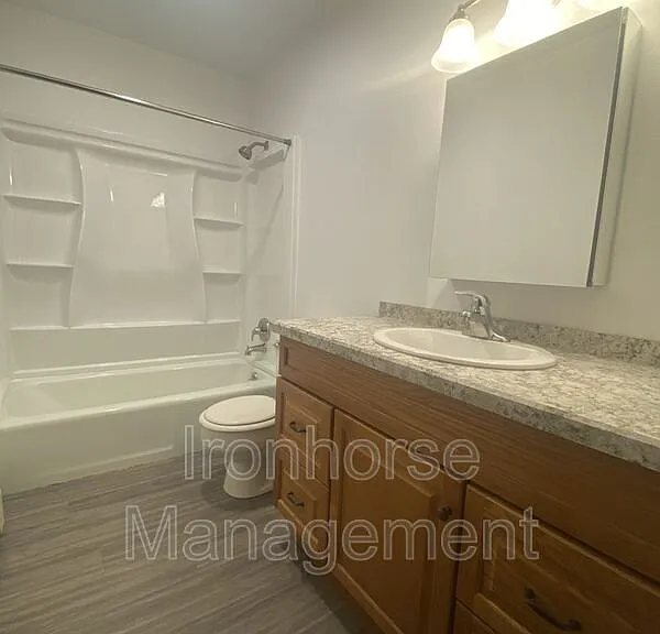 805 W Villard St #10 — Photo 10