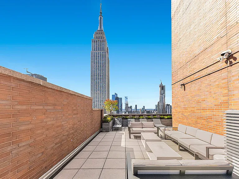 49 E 34th St #18C — Photo 8