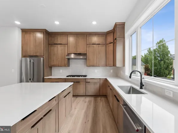6214 Crosswind Dr, North Bethesda, MD 20852