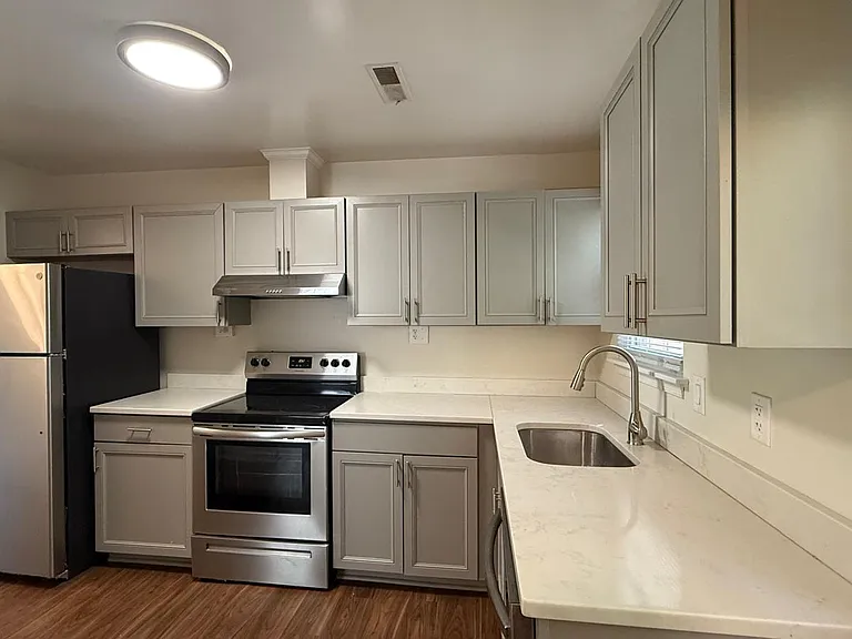282 Albert Ct — Photo 6