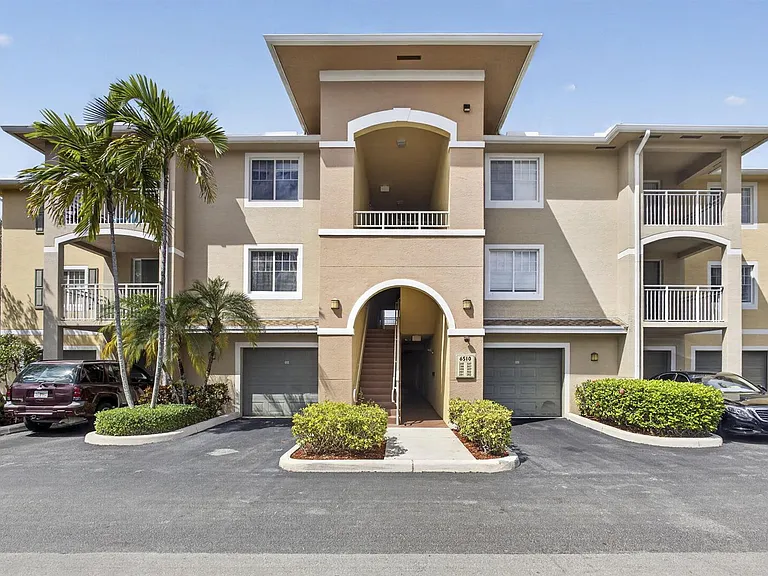 6510 Emerald Dunes Dr #308 — Photo 2